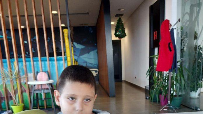 filip-se-hrabro-bori,-ali-bez-nase-pomoci-ne-moze-dalje!-osmogodisnjaku-potrebne-stalne-terapije-da-dode-do-svojih-prvih-reci