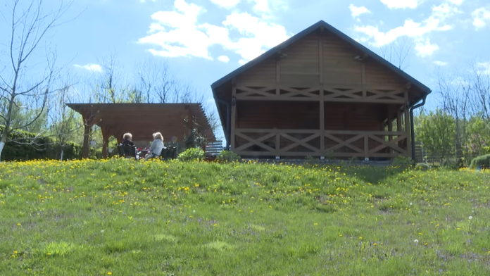 ogromno-dvoriste,-na-stolu-cilim-i-sveca-evo-od-koga-je-suzana-mancic-nasledila-vikendicu-u-kojoj-zivi-otkako-je-prodala-stan-u-centru-grada