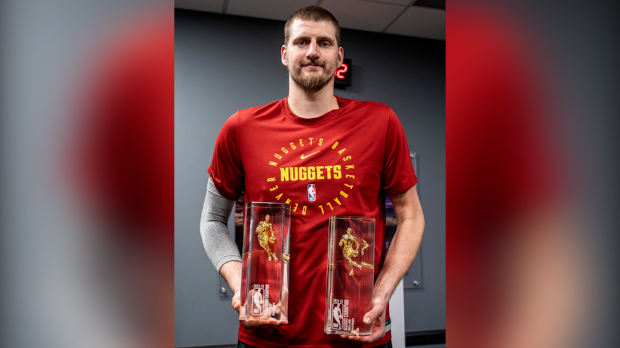 Јокић-с-новим-трофејима-у-рукама-–-витрине-још-богатије Јокић-с-новим-трофејима-у-рукама-–-витрине-још-богатије