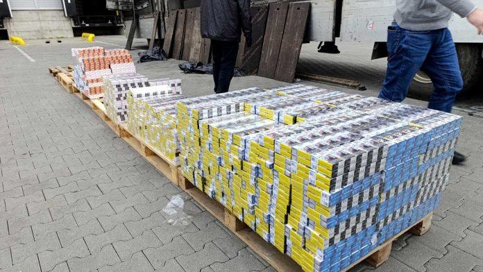 u-duplom-dnu-kamiona-krio-skoro-2000-boksova-cigareta:-zaplenjena-roba-u-vrednosti-od-2355.280-dinara-(foto)