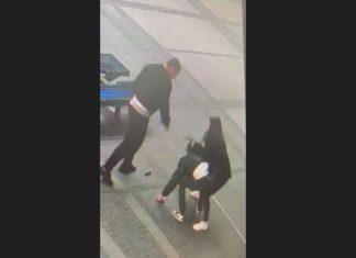 (UZNEMIRUJUĆI SNIMAK) PRIŠLA MUŠKARCU I MAKAZICAMA GA UBADALA U OKO Ovako je napadnut muškarac ispred tržnog centra u Beogradu: Žrtva za 28 sekundi zadobila jezive povrede (uznemirujuci-snimak)-prisla-muskarcu-i-makazicama-ga-ubadala-u-oko-ovako-je-napadnut-muskarac-ispred-trznog-centra-u-beogradu:-zrtva-za-28-sekundi-zadobila-jezive-povrede