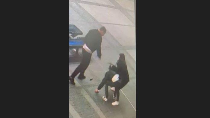 (uznemirujuci-snimak)-prisla-muskarcu-i-makazicama-ga-ubadala-u-oko-ovako-je-napadnut-muskarac-ispred-trznog-centra-u-beogradu:-zrtva-za-28-sekundi-zadobila-jezive-povrede