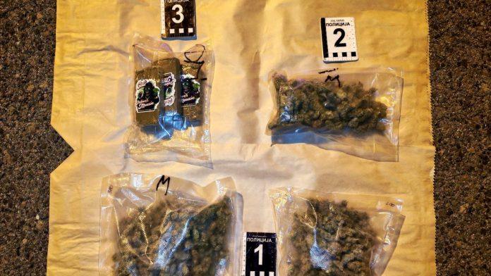 aleksincanin-uhapsen-na-putu-policija-zaustavila-“folksvagen”,-otvorila-pakete-i-odmah-stavila-lisice-vozacu-(foto)