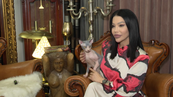 “stanija-nije-bila-trudna,-asmina-je-vukla-kao-kera”-bivsa-zadrugarka-raskrinkala-starletu:-otvorila-nam-i-vrata-stana,-svuda-zlato-i-ogledala,-a-tek-da-joj-vidite-macke-(video)