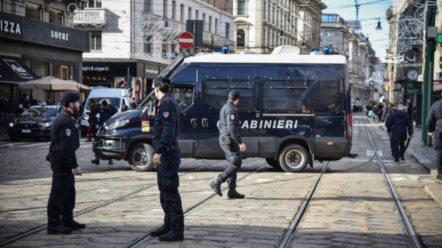Пљачка-банке-у-Напуљу-са-25-талаца,-филмско-бекство-кроз-канализацију