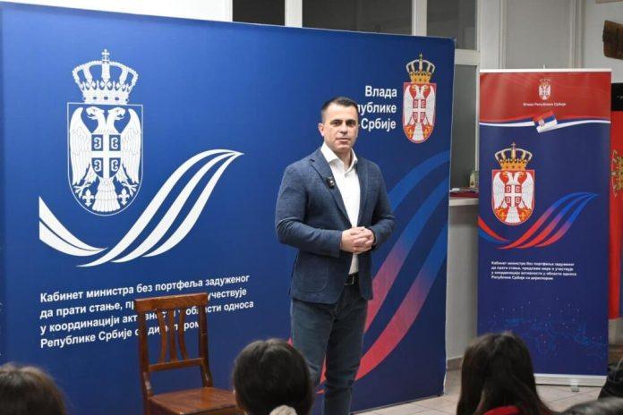 “sa-ministrom-na-ti!”-ministar-milicevic-u-irigu-porucio-mladima:-“srbija-nije-zemlja-iz-koje-se-odlazi,-vec-u-koju-se-vraca”