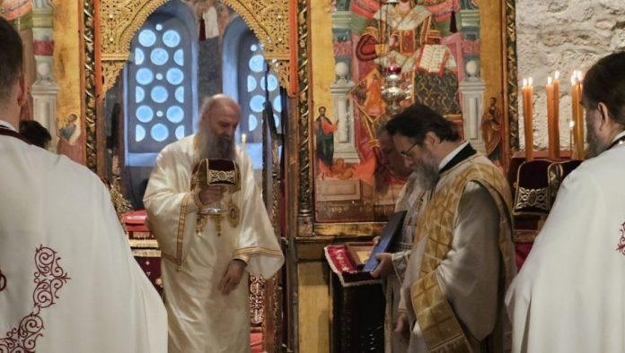 verujuci-u-gospoda-i-mi-vaskrsavamo:-srpski-patrijarh-porfirije-sluzio-svetu-arhijerejsku-liturgiju-u-peckoj-patrijarsiji