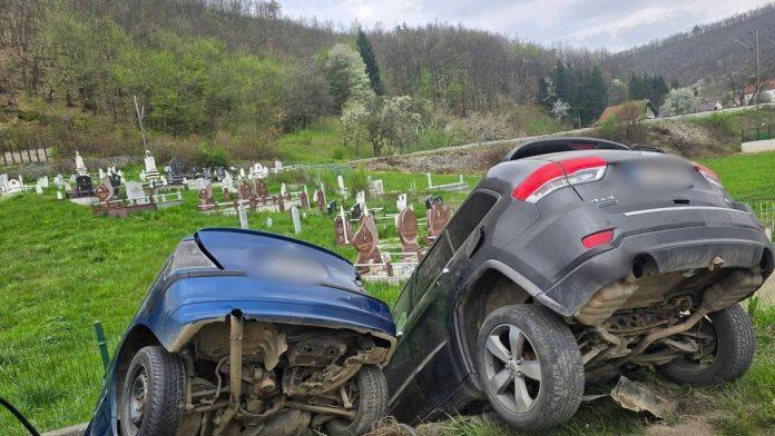 stravicna-nesreca-kod-bijelog-polja-sudarila-se-dva-auta,-oba-zavrsila-u-kanalu:-vatrogasci-izvukli-osobu-bez-svesti-(foto)