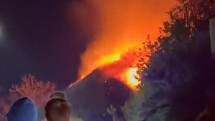 veliki-pozar-u-centru-panceva-vatra-izbija-iz-krova-objekta:-na-terenu-su-vatrogasci-,-gradani-u-strahu-prate-borbu-sa-vatrenom-stihijom-(foto,-video)