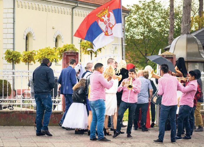 skandalcina-na-svadbi-kod-nisa!-mladozenja-nestao-usred-slavlja,-kad-su-videli-gde-je,-nastao-opsti-haos-–-“nisu-znali-ko-sta-radi,-svi-su-se-umesali!”