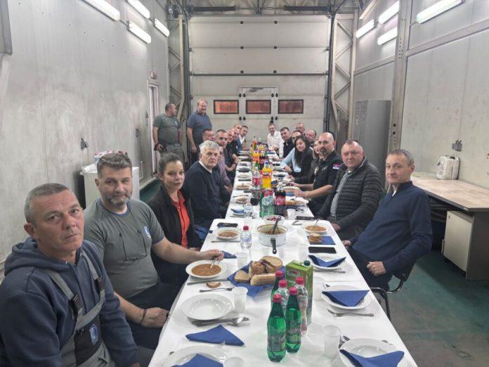 tradicija-uoci-beogradskog-maratona:-radnici-parking-servisa-uz-cuveni-pasulj-krecu-u-akciju!-(foto)