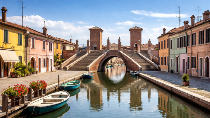 “mala-venecija”,-ribarska-tradicija-i-cari-jadranske-obale-italije:-ovaj-grad-mami-turiste-koji-traze-spoj-istorije,-prirode-i-gastronomije