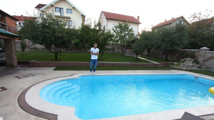 (foto)-nas-pevac-ima-kucu-izvan-grada-i-ogroman-bazen-nasred-dvorista:-ozenio-se-posle-3-meseca-veze-i-ovde-uziva-sa-drugom-zenom