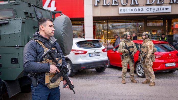 masakr-u-kijevu-pocinio-muskarac-roden-u-moskvi-oglasio-se-zelenski:-“spasili-smo-taoce,-ranjene-vozimo-u-bolnicu-(foto,-video)