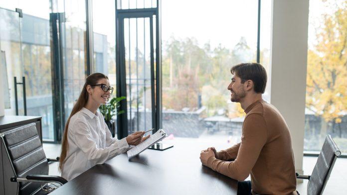 tajna-dugog-i-uspesnog-radnog-veka-krije-se-u-vasem-radnom-prostoru:-ovo-su-feng-sui-trikovi-kako-da-vam-sto-donese-uspeh