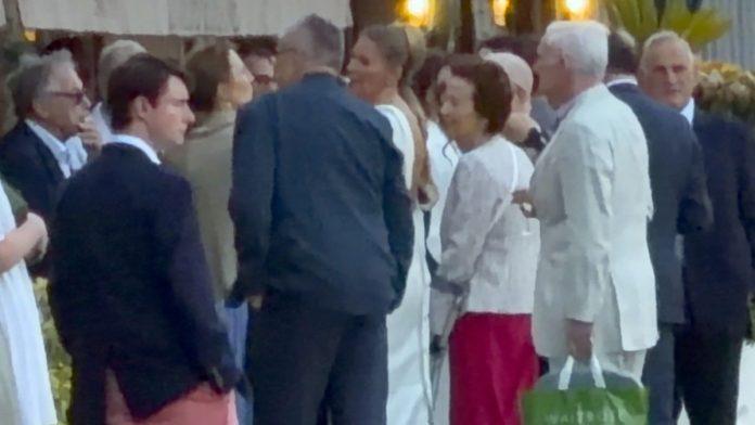 dekoracija-na-svadbi-meline-dzinovic-papreno-skupa-sve-u-zlatu,-ruzama-i-belim-tonovima:-ovo-su-detalji-gala-slavlja-u-italiji