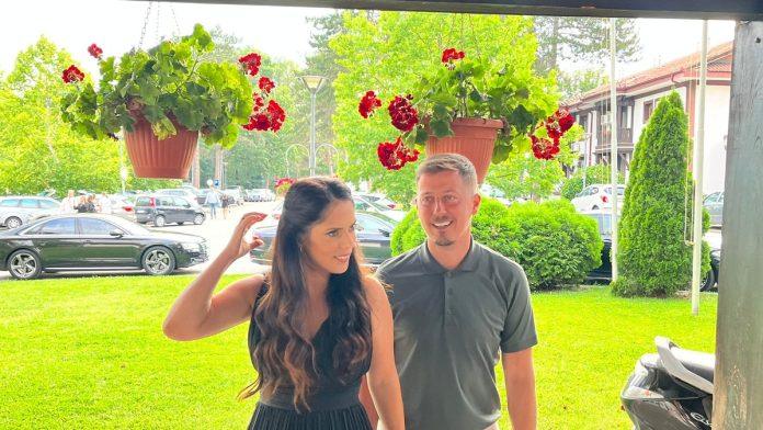 (foto)-odveo-najmladeg-sina-na-liturgiju-pevac-je-dobio-troje-dece-sa-voditeljkom,-a-sad-se-oglasio-sa-kosova-i-podelio-momente-pune-ljubavi