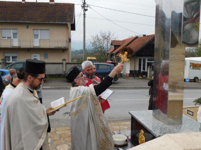 veliki-krst-za-nova-pokoljenja-kod-loznice-u-znak-secanja-na-pretke-(foto)