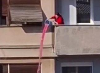 (VIDEO) “MORA DA JOJ JE DALEKO WC ŠOLJA!” Kamera snimila nezapamćen bezobrazluk u centru Trstenika: Žena izručila PUNU KOFU OVE TEČNOSTI sa terase, kazna za to je DRAKONSKA (video)-“mora-da-joj-je-daleko-wc-solja!”-kamera-snimila-nezapamcen-bezobrazluk-u-centru-trstenika:-zena-izrucila-punu-kofu-ove-tecnosti-sa-terase,-kazna-za-to-je-drakonska