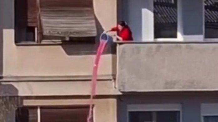 (video)-“mora-da-joj-je-daleko-wc-solja!”-kamera-snimila-nezapamcen-bezobrazluk-u-centru-trstenika:-zena-izrucila-punu-kofu-ove-tecnosti-sa-terase,-kazna-za-to-je-drakonska