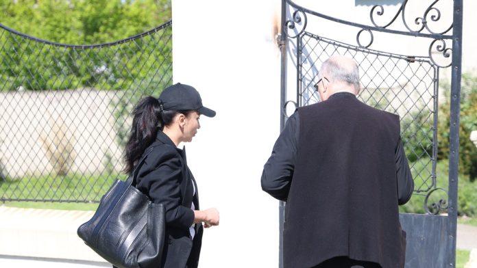 (foto)-andreana-cekic-stigla-na-pomen-bratu-darka-lazica-nije-bila-na-sahrani,-prva-se-uputila-ka-crkvi-i-razgovarala-sa-svestenikom