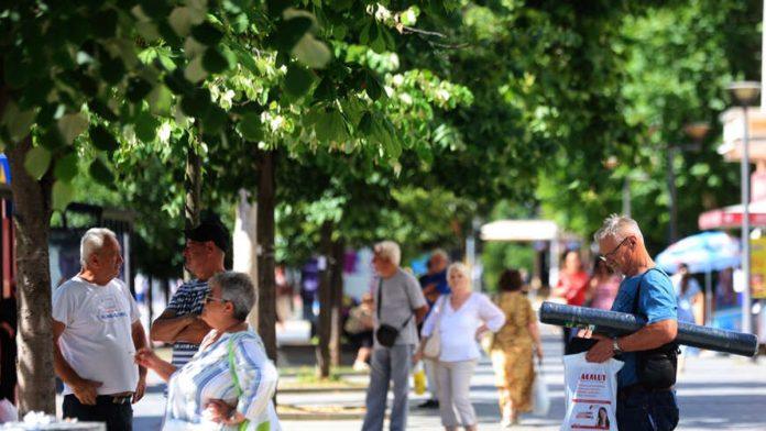 penzionerima-stize-novac-u-komsiluku:-putem-nove-mere-mogu-dobiti-360-evra-mesecno