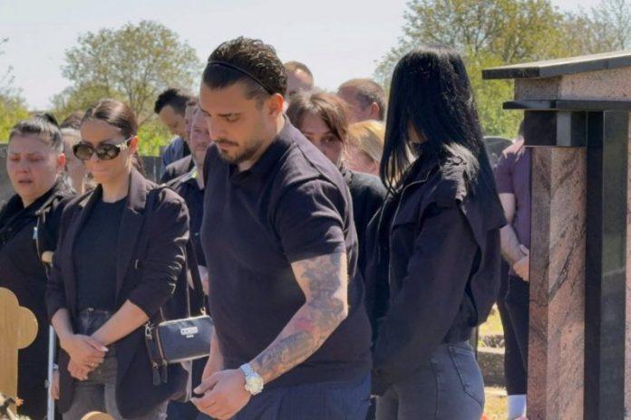 odrzano-opelo-draganu-lazicu,-udovica-jedva-stoji!-razarajuce-scene-na-groblju-u-brestacu,-ovaj-prizor-jezi-do-kostiju!