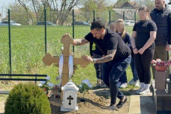 darko-lazic-se-srusio-na-grob-pokojnog-brata,-majka-ljubi-krst:-cerke-stigle-na-pomen,-jezivi-jauci-odzvanjali-grobljem!-(video)