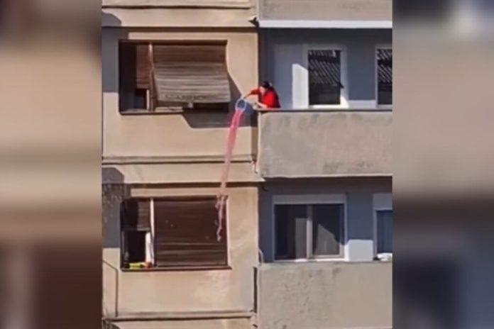 skandal-u-centru-trstenika:-zena-s-terase-prosula-smradnu-tecnost-na-ulicu-–-snimak-zapalio-mreze,-kazne-su-paprene