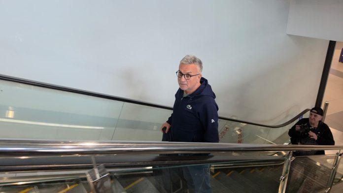 srdan-dokovic-ima-povredu-na-licu-snimili-smo-ga-pri-povratku-u-srbiju:-nos-mu-previjen,-sam-vuce-kofer-(video)