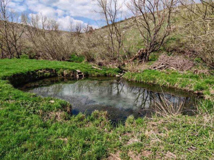 skriveni-raj-u-srbiji!-u-ovom-selu-iz-zemlje-izvire-termalna-voda-koja-leci-i-zimi,-mestani-saglasni:-“pravi-raj-za-dusu-i-telo!”
