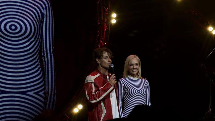 sve-oci-uprte-u-jelenu-rozgu-na-koncertu-jakova-jozinovica-pevacica-u-uskoj-haljini-od-1.400-evra:-“nisam-verovao-da-ce-prihvatiti-da-dode”-(video)