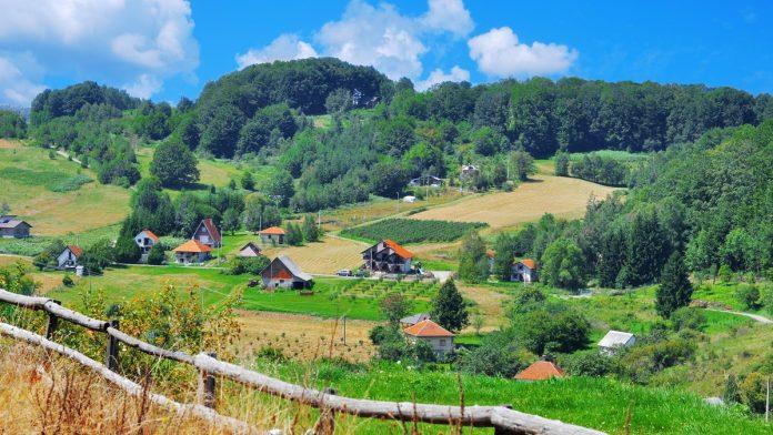 sandra-prodaje-kucu-u-banatu-za-25.000-evra!-odmah-je-useljiva:-idealna-za-miran-zivot,-ima-i-pomocne-objekte