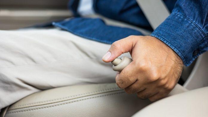 vecita-dilema-srpskih-vozaca-konacno-resena!-strucnjaci-prelomili:-evo-da-li-morate-da-povlacite-rucnu-kada-se-parkirate