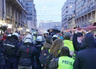 Talačka kriza na Medicinskom fakultetu u Beogradu: Blokaderi izgubili izbore za studentski parlament, a onda zabarikadirali vrata talacka-kriza-na-medicinskom-fakultetu-u-beogradu:-blokaderi-izgubili-izbore-za-studentski-parlament,-a-onda-zabarikadirali-vrata
