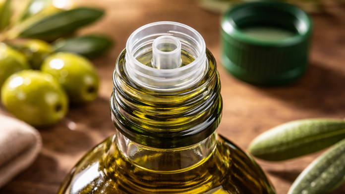 nikada-ne-bacajte-plastiku-ispod-cepa-boce-maslinovog-ulja,-ima-skrivenu-funkciju-(video)