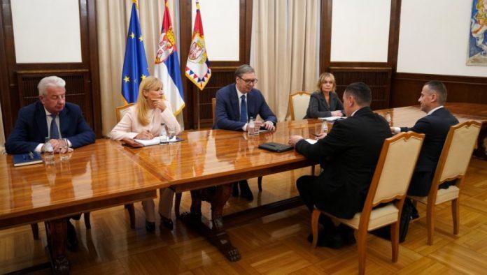 zavrsene-konsultacije-predsednika-srbije-sa-strankama:-vucic-razgovarao-s-alternativom-za-promene-i-ujedinjenom-seljackom-strankom