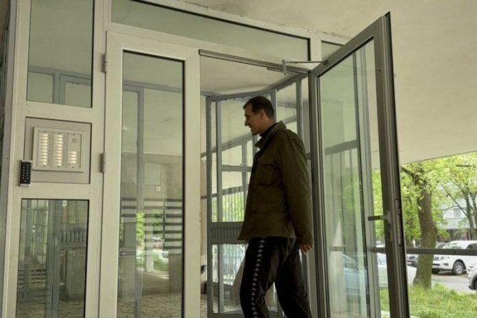 prvi-snimak-marka-bulata-nakon-hapsenja:-evo-sta-je-uradio-ispred-porodicnog-doma,-otkrio-sta-je-sa-suprugom-marijom!-(video)