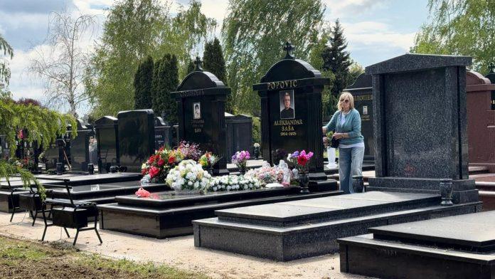 udovica-sase-popovica-na-pobusani-ponedeljak-izasla-na-groblje-sama-kadi-vecnu-kucu-muza:-evo-sta-je-ostavila-u-ime-vere-u-vaskrsenje