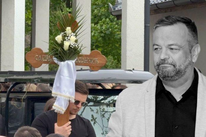 sahranjen-sasa-katancic,-pevac-ispracen-na-vecni-pocinak-uz-orkestar!-potresan-govor-kida-dusu,-porodica-potpuno-slomljena!-(video)