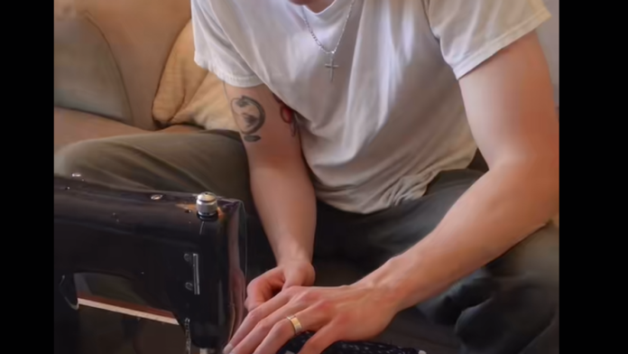 odecu-svoje-pokojne-majke-poslao-dizajneru-–-on-mu-nakon-10-sati-sivenja-vratio-komad-koji-je-rasplakao-internet:-“ovo-je-prelepo”-(video)