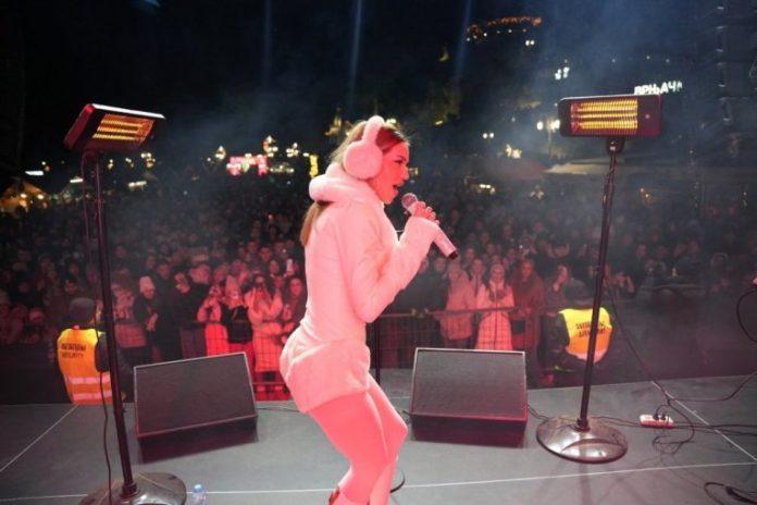 krv-sikljala-na-sve-strane!-svi-detalji-incidenta-sa-nastupa-breskvice,-devojka-iz-publike-uradila-nezamislivo-tada!