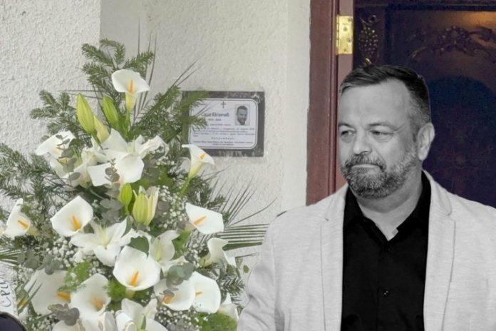 scene-na-sahrani-sase-katancica-ce-vas-najeziti:-porodica-i-prijatelji-ispracaju-pevaca-na-vecni-pocinak,-ulaz-u-crkvu-prekriven-cvecem!-(video)