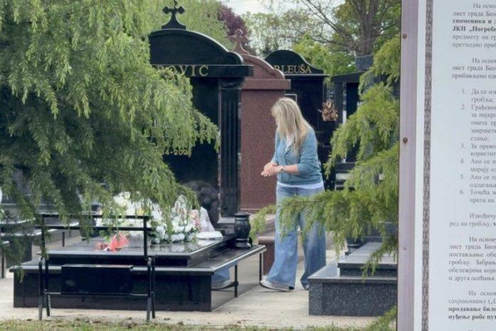 sta-je-suzana-jovanovic-donela-popovicu-na-grob?!-sasina-udovica-ostavila-ovo,-kamere-je-usnimile!-(video)