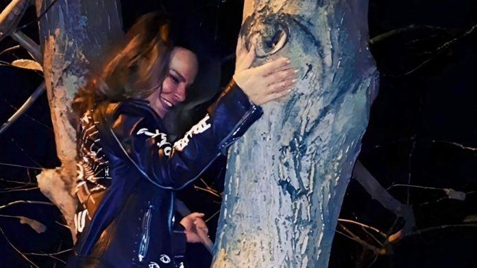 gipka-i-u-sestoj-deceniji!-nasa-poznata-glumica-se-penje-na-drvo-usred-noci:-pokazala-trenutak-ciste-slobode