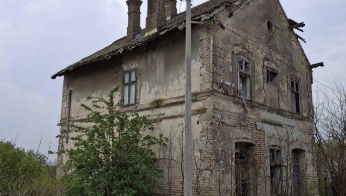 zeleznicka-stanica-u-kruscicu-kod-kule-cami-prepustena-zubu-vremena-bez-voznog-reda-samo-–-uspomene