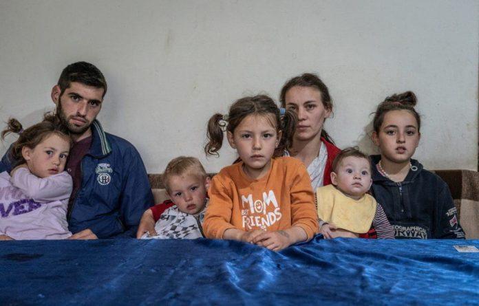 “uvece-ne-smem-da-spavam,-nego-pokrijem-glavu-cebetom”:-nikolina-(8)-i-lara-(6)-strepe-od-vukova-i-da-im-kliziste-ne-odnese-kucu!