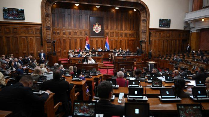 poslanici-skupstine-srbije-nastavili-raspravu-po-amandmanima:-postavljali-pitanja-u-vezi-sa-maloletnicima-na-mrezama,-rudarskim-istrazivanjima,-uvozu-mesa…-(video)