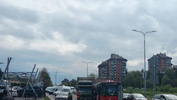 (foto)-sudar-kamiona-i-autobusa-na-galenici:-stvaraju-se-guzve