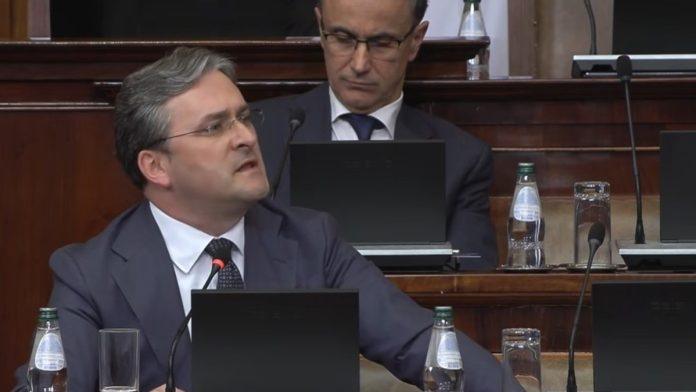 “mozete-slobodno-da-me-povucete-za-taj-generalstab”-burna-rasprava-ministra-selakovica-i-opozicije-u-skupstini-srbije-(video)